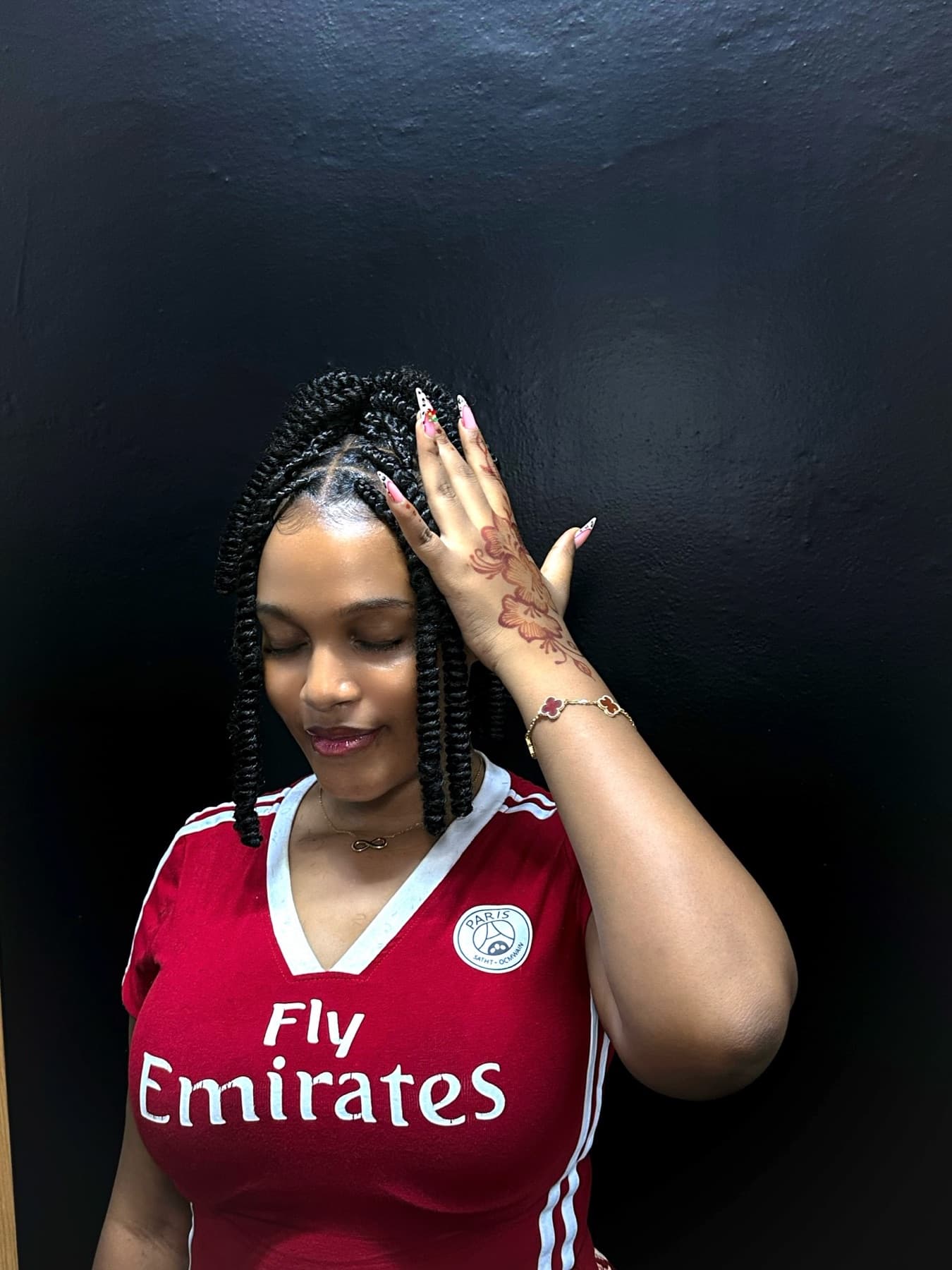 Short knotless bob with curled ends